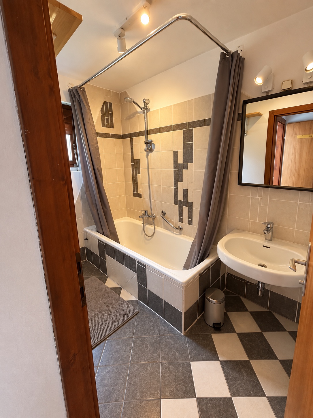 Badezimmer mit Badewanne und Dusche im Haus Freyja