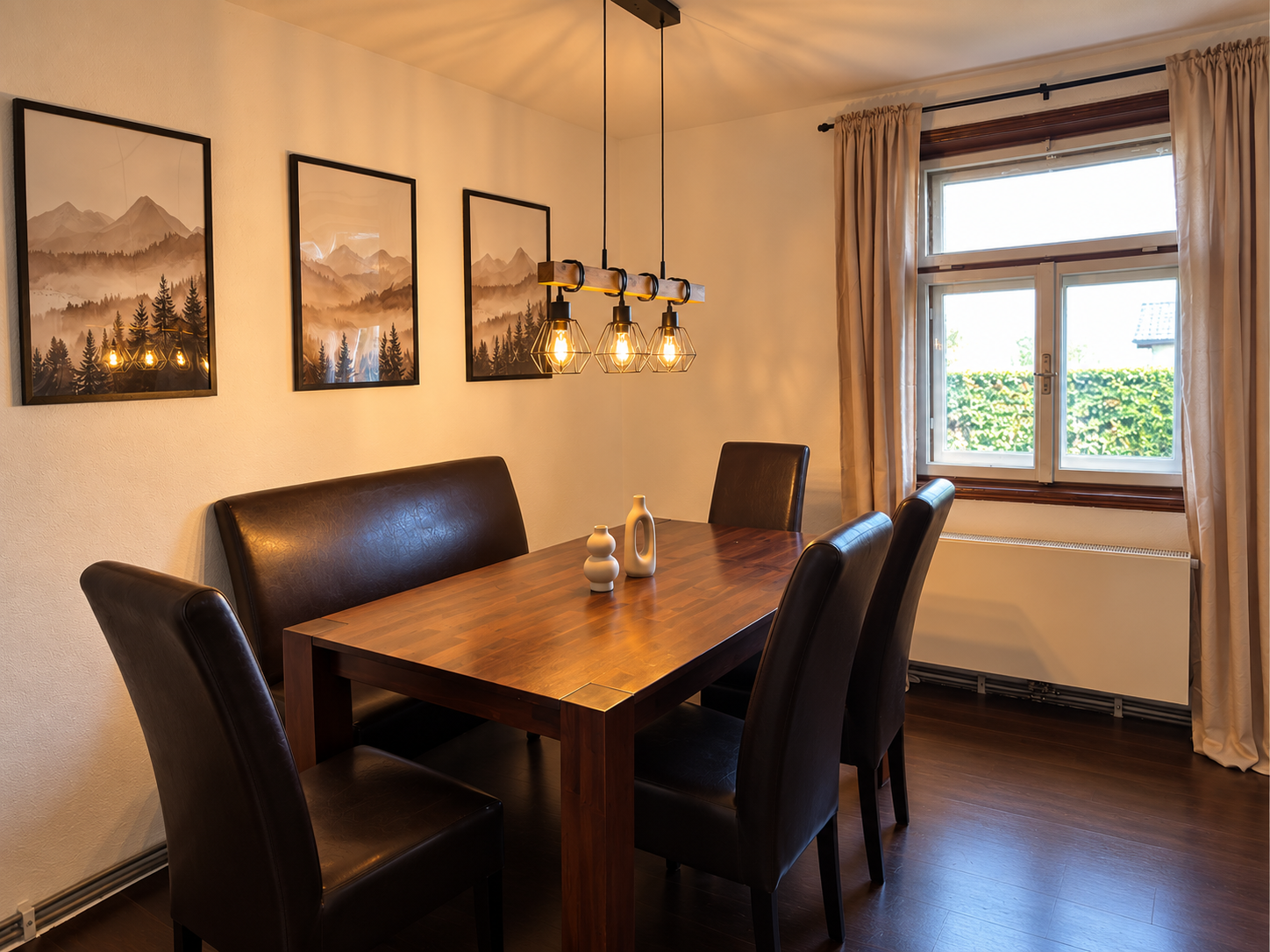 Warmer Essbereich mit Holztisch