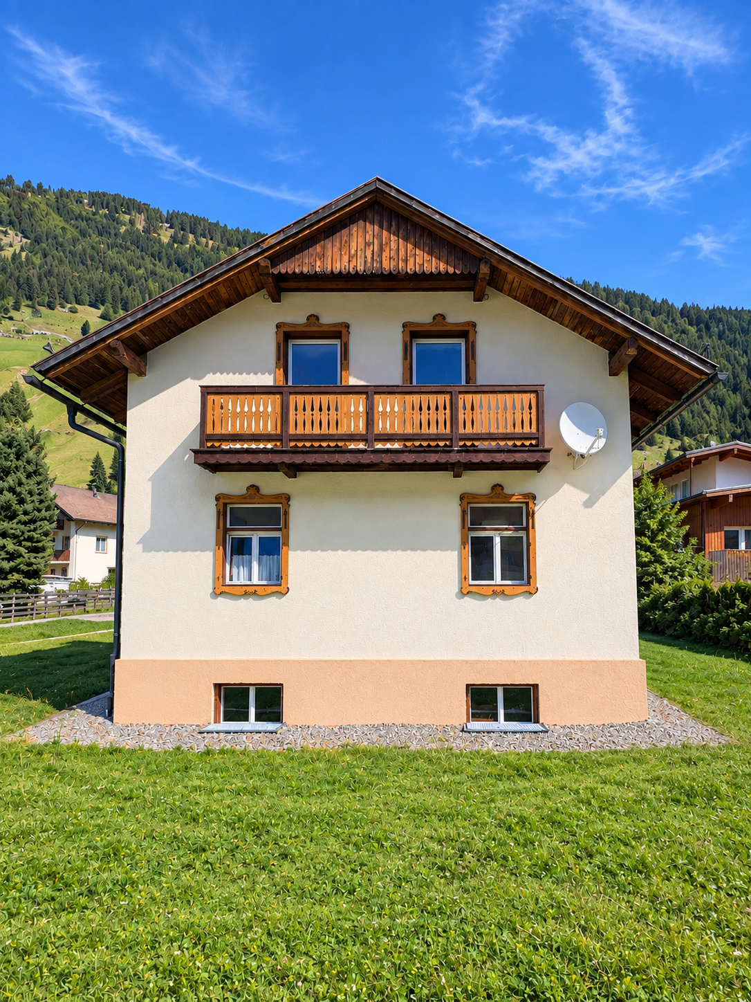 Haus Freyja mit Holzbalkon und Bergpanorama