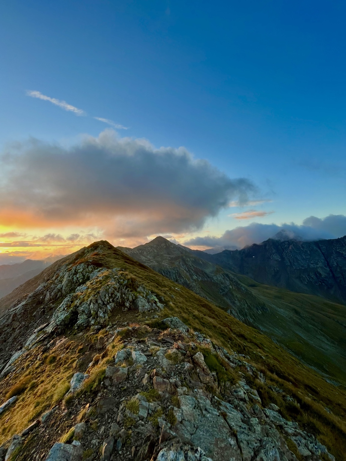 Sonnenuntergang auf einem Berggrat in Osttirol