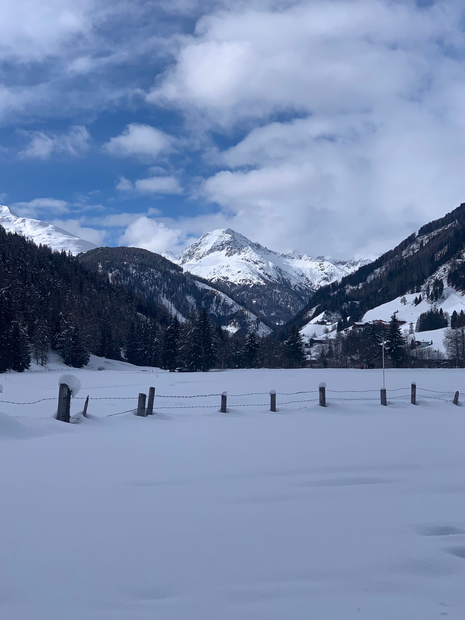Verschneites Defereggental mit Bergpanorama