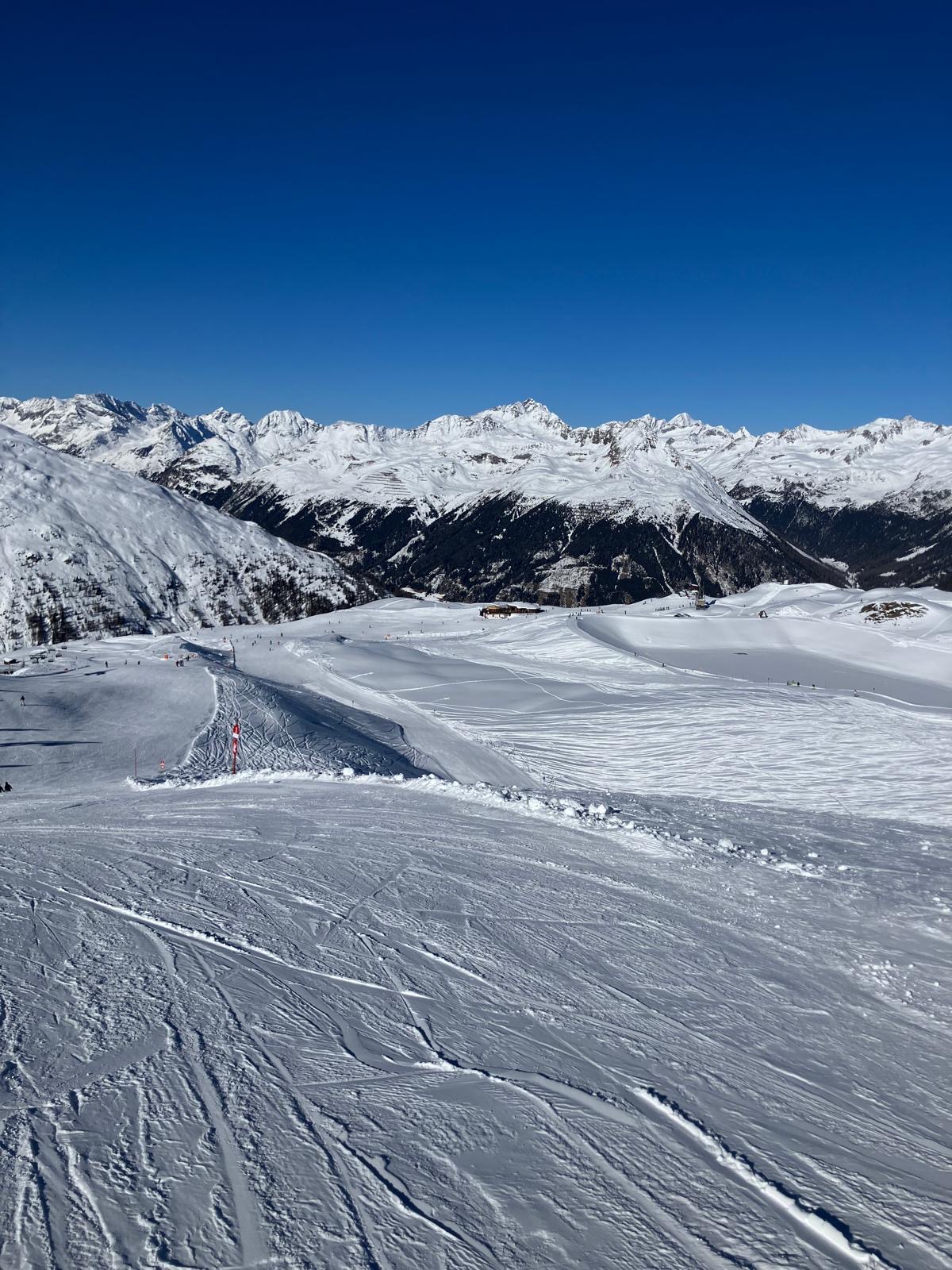 Weite Skipisten und verschneites Bergpanorama im Defereggental